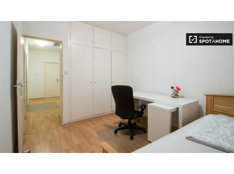 Jasny pokój w apartamencie z 4 sypialniami w Spandau w… - Do wynajęcia