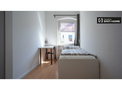 Jasny pokój w apartamencie z 5 sypialniami w Neukölln w… - Do wynajęcia