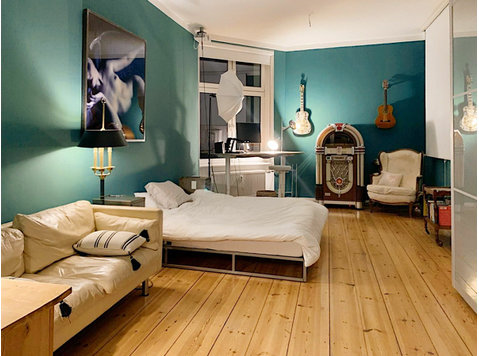 Charming, art-filled home in Prenzlauer Berg. Perfect home… - Vuokralle