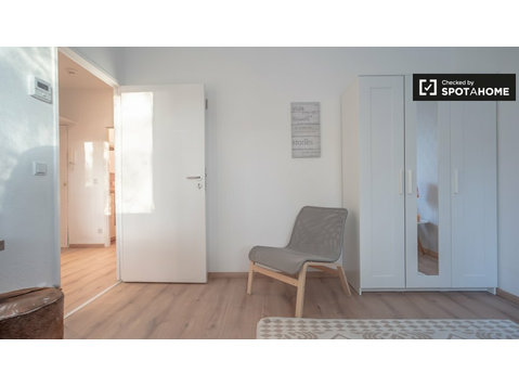 Kiralık büyüleyici oda, 3 yatak odalı daire, Neukölln - Kiralık