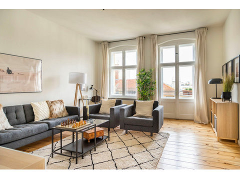 Classic apartment in one of Berlins old historical… - Til leje