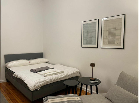 Gemütliche Studio-Wohnung mit Original-Holzdielen und… - Zu Vermieten