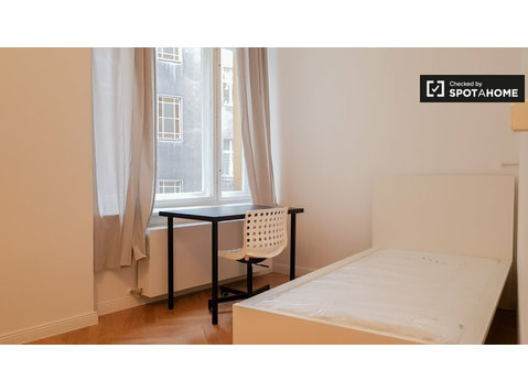 Neukölln'de 6 yatak odalı dairede kiralık rahat oda - Kiralık