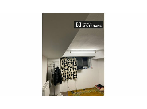 Spandau, Berlin'de 4 yatak odalı rahat oda - Kiralık