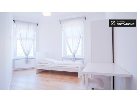 Cozy room in apartment with 6 bedrooms in Wedding, Berlin - 出租