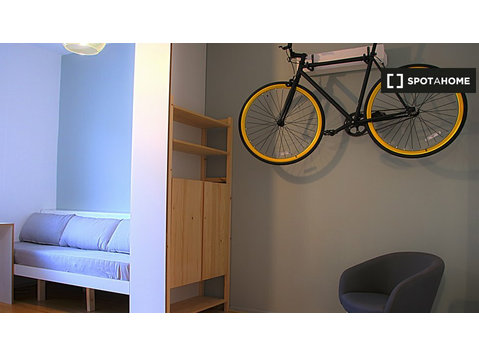 Chambre équipée dans un appartement à Tempelhof-Schöneberg,… - À louer