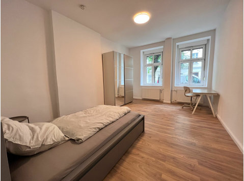 Freshly renovated 4 room flat in Friedrichshain with 2… - Kiadó