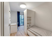 Fully furnished private room with Balcony in a 5 people… - K pronájmu