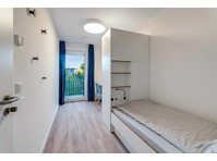 Furnished private room with balcony for female in 5people… - Alquiler