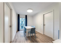 Furnished private room with balcony for female in 5people… - À louer