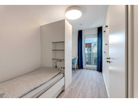 Fully furnished private room with balcony in a 5 people… - השכרה