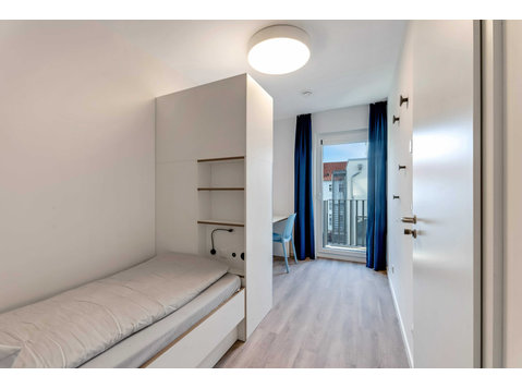 Fully furnished private room with balcony in a 5 people… - Til Leie