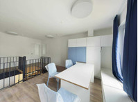 Fully furnished private room with bath & balcony for a… - 임대