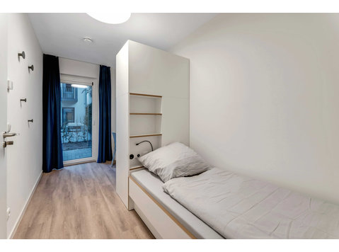 Fully furnished private room with terrace in a 5 female… - Za iznajmljivanje