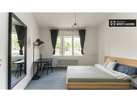 4 yatak odalı müşterek dairede kiralık full eşyalı oda - Kiralık