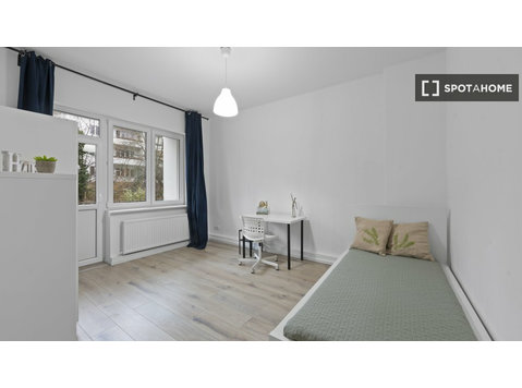 Furnished room balcony 3-bedroom apartment Neukölln, Berlin - For Rent