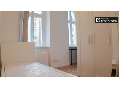 Stanza ammobiliata in affitto in appartamento con 6 camere… - In Affitto