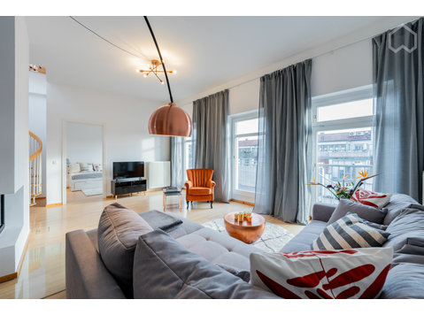 Spacious, light-flooded penthouse in Berlin-Mitte with… - Kiadó