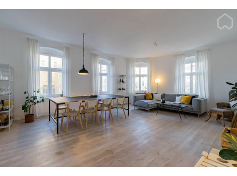 Large and bright old building apartment in Prenzlauer Berg… - Til Leie