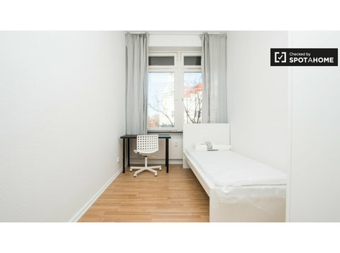 Großes Zimmer zu vermieten, 4-Zimmer-Wohnung, Charlottenburg - Zu Vermieten