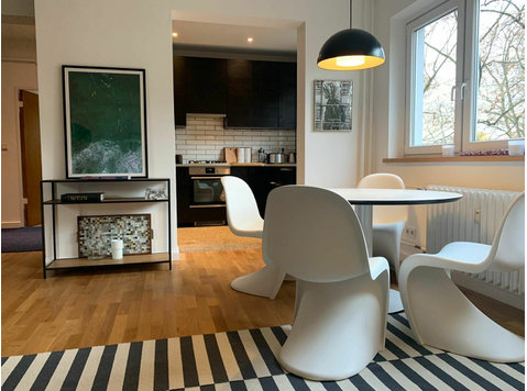 Mid-Century-Style overlooking park and pond - For Rent