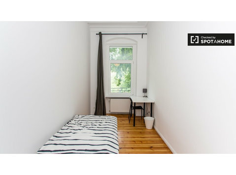Nice room for rent in  apartment with 6 bedrooms Neukölln - For Rent