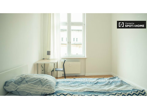Open room in apartment with 5 bedrooms in Mitte, Berlin - Под наем