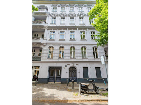 Quiet Gründerzeit apartment with balcony overlooking garden… - For Rent
