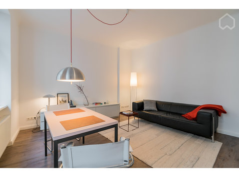 Renovated 2-Rooms apartment near Volkspark Friedrichshain.… - Til Leie