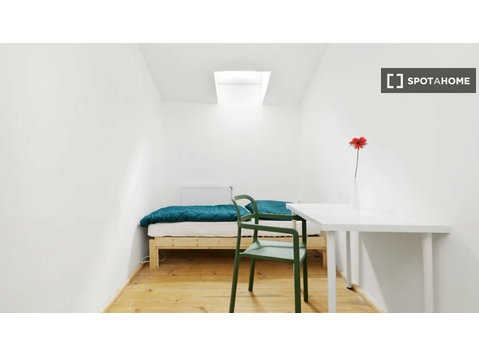 Chambre à louer dans un appartement de 10 chambres à Spandau - À louer