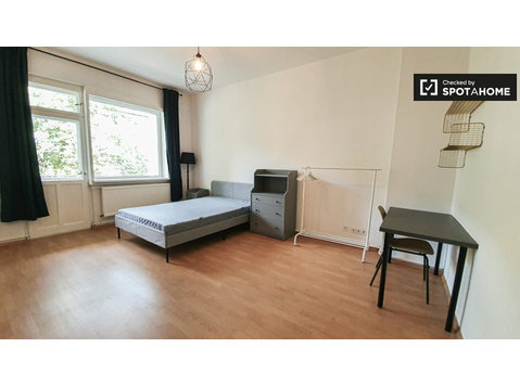 Berlin'de 2 yatak odalı dairede kiralık oda - Kiralık