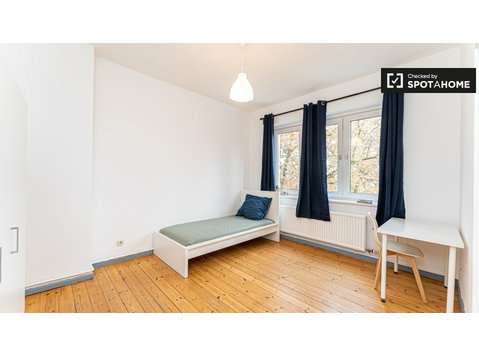 Room for rent in 2-bedroom apartment in Britz, Berlin - Til Leie