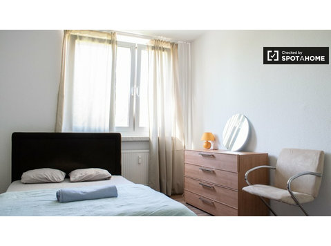 Marzahn-Hellersdorf'da 2 yatak odalı dairede kiralık oda - Kiralık