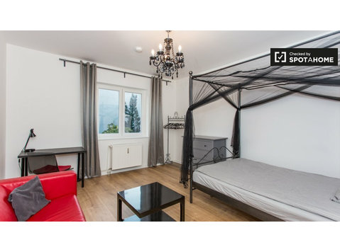 Pokój do wynajęcia w 3-pokojowym mieszkaniu w Mitte w… - Do wynajęcia