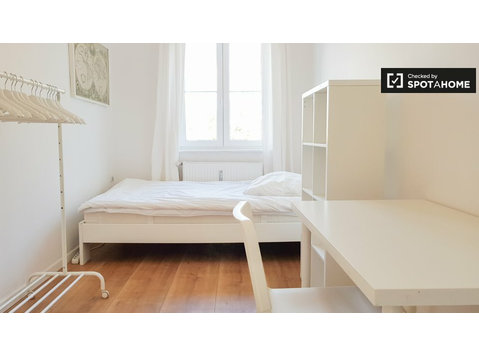 Room for rent in 3-bedroom apartment in Mitte, Berlin - Za iznajmljivanje