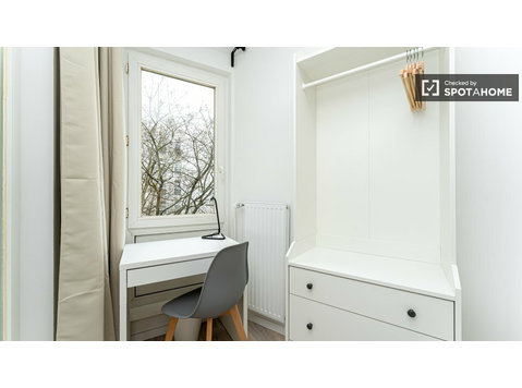 Room for rent in 4 Bedroom apartment in Neukölln, Berlin - Na prenájom