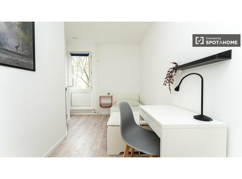 Aluga-se quarto num apartamento de 4 quartos em Neukölln,… - Aluguel