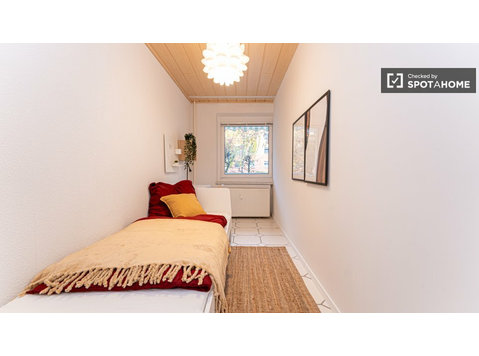 Potsdam'da 4 yatak odalı dairede kiralık oda - Kiralık