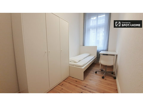 Pokój do wynajęcia w mieszkaniu z 4 sypialniami w Reuterkiez - Do wynajęcia