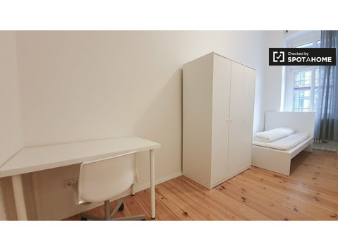 Quarto para alugar em apartamento de 4 quartos em Reuterkiez - Aluguel