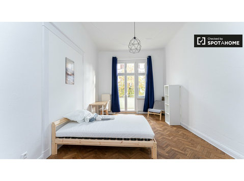 Berlin, Reuterkiez'de 4 yatak odalı dairede kiralık oda - Kiralık