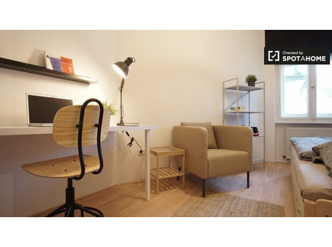 Room for rent in 5-bedroom apartment, Wedding, Berlin - For Rent