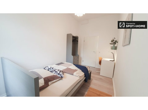 Potsdam'da 5 yatak odalı dairede kiralık oda - Kiralık