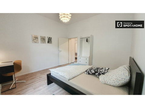 Chambre à louer dans un appartement de 5 chambres à Potsdam - À louer