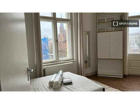Chambre à louer dans un appartement de 5 chambres à… - À louer