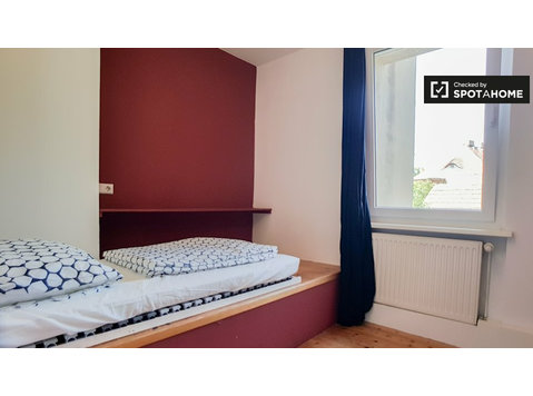 7 yatak odalı daire, Karlshort, Berlin'de kiralık oda - Kiralık
