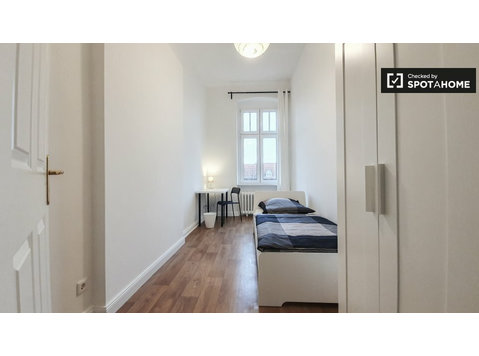 Wilmersdorf 8 yatak odalı dairede kiralık oda - Kiralık