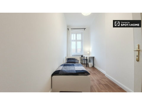 Pokój do wynajęcia w 8-pokojowym mieszkaniu w Wilmersdorf - Do wynajęcia