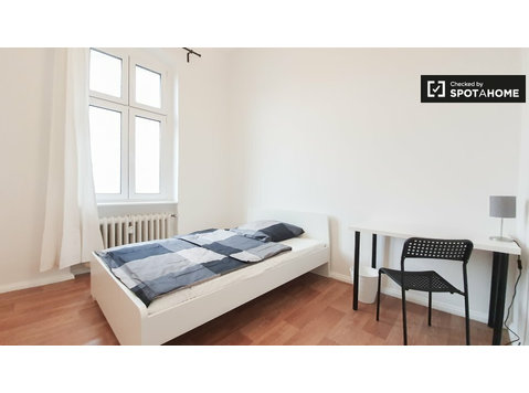 Room for rent in 8-bedroom apartment in Wilmersdorf - For Rent