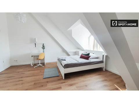 Pokój do wynajęcia w mieszkaniu z 10 sypialniami w Berlinie - Do wynajęcia
